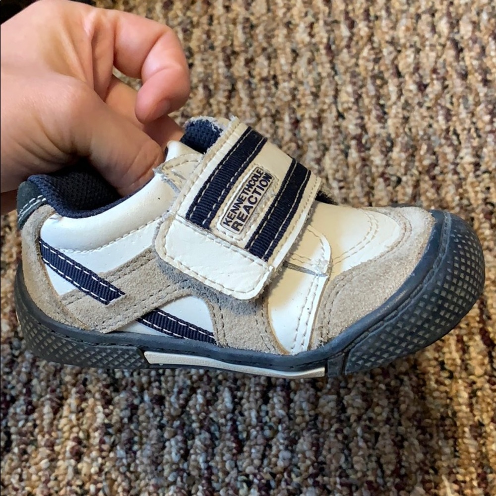 5 for $25🎈Kenneth Cole reaction “Wish me Tucker”Velcro shoes